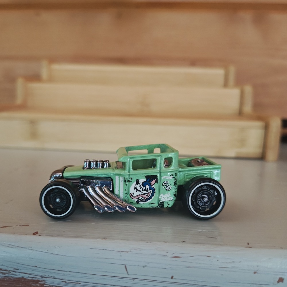 2005 Hot Wheels Bone Shaker Green 1:64 DIECAST Toy Race Car